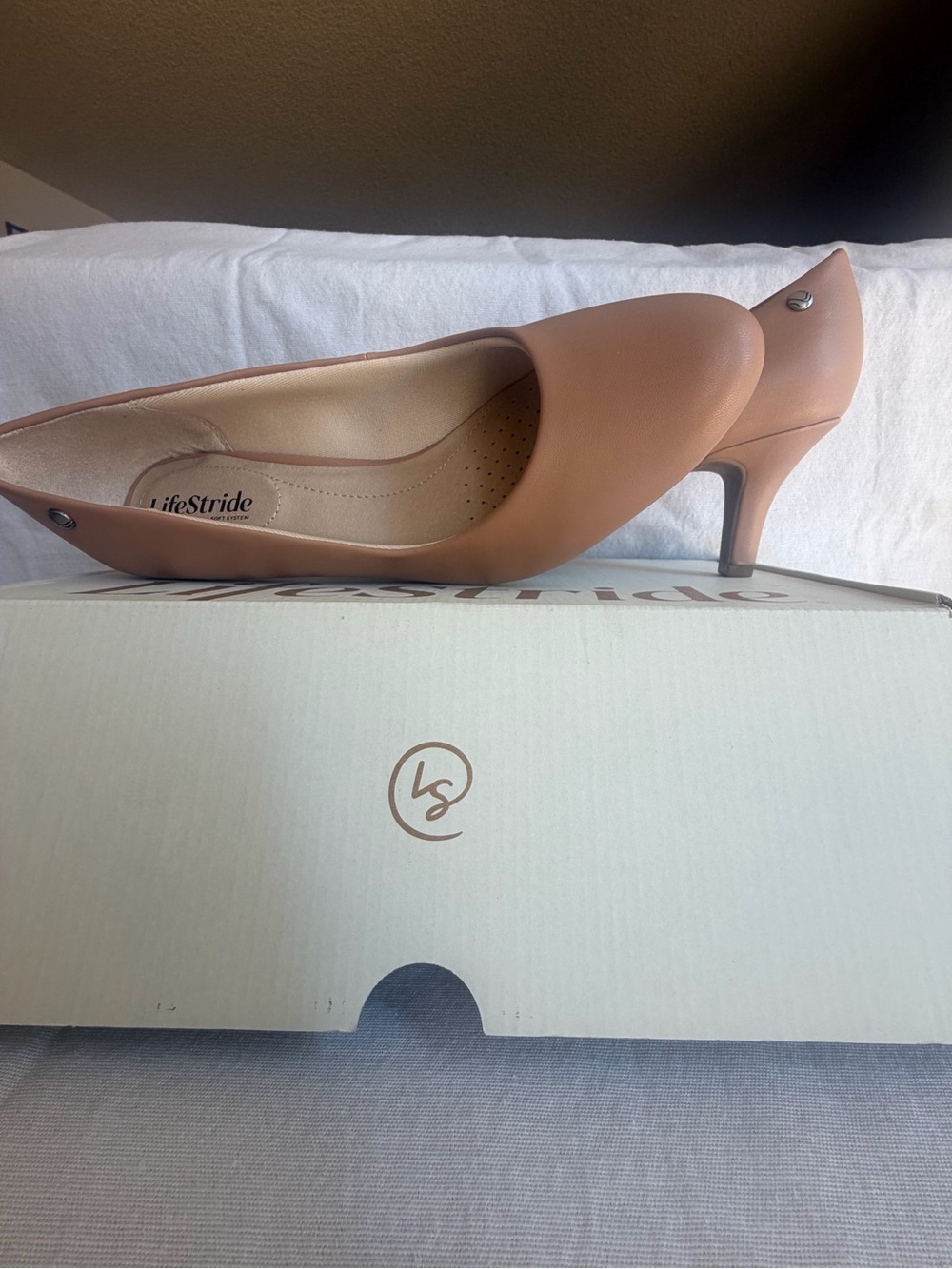 Life Stride Women's camel/Sienna Mid Heel Pumps - Picture 2 of 3